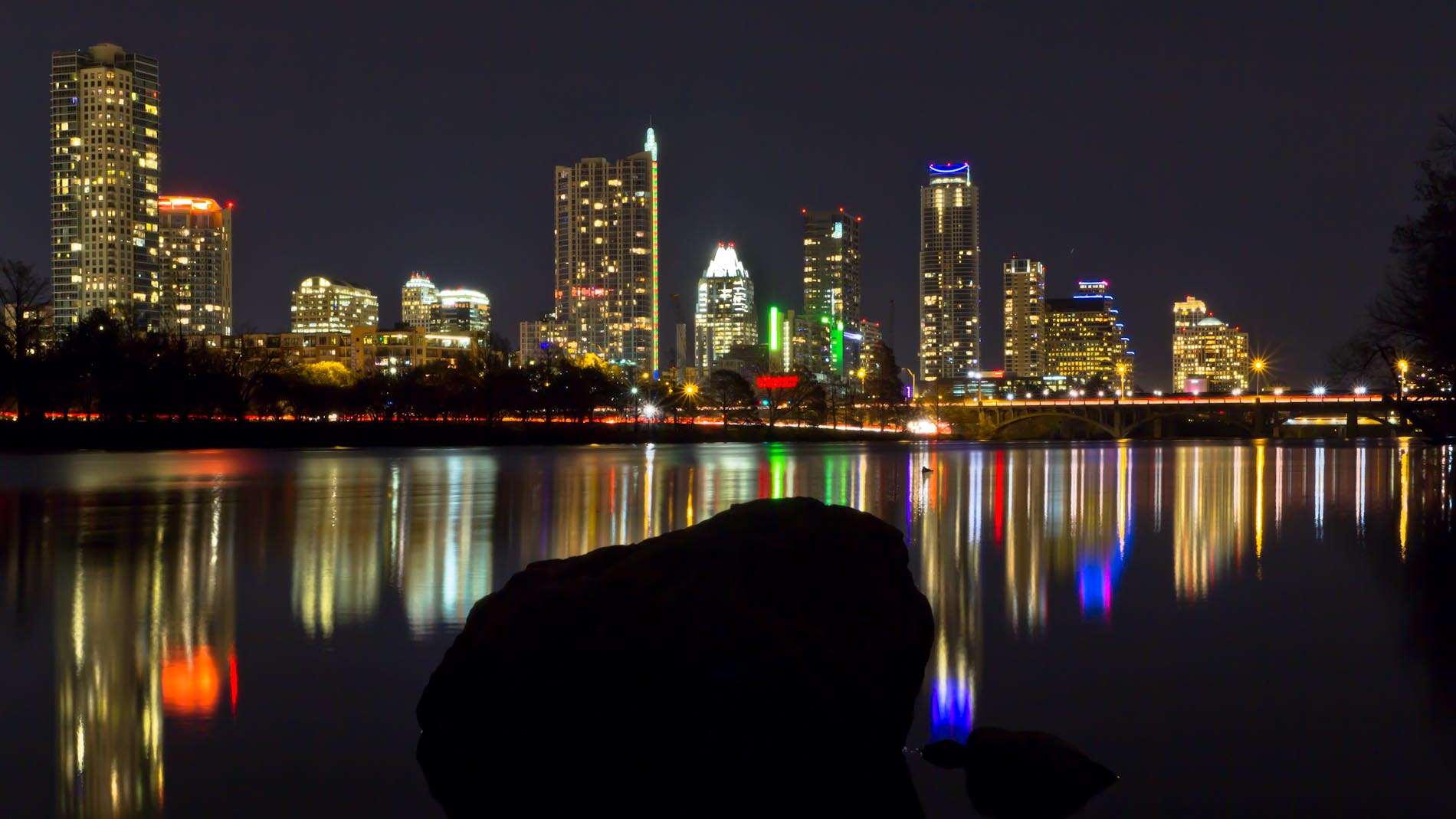 Lou Neff Point, Austin Skyline, Town Lake Photography by Benny Abolmaali, HTML5 Demo, Creativity/>
		<div id=